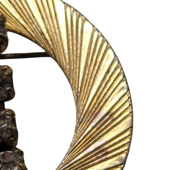 Vintage Gold Tone Circular Brooch With Rhinestone Dangling Accents - Picture 2 of 9